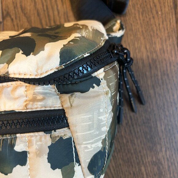 Quilted Print Sling Bag - NWT - Picture 5 of 6